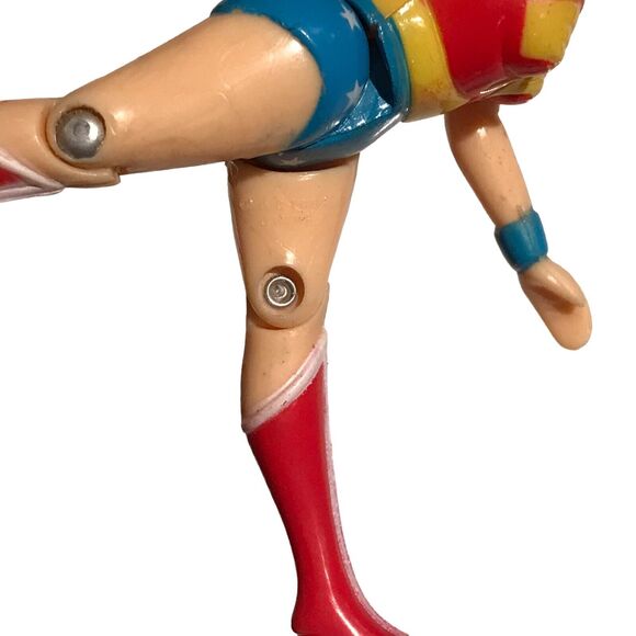 Vintage Toy Biz DC Comics Super Heroes Wonder Woman Figure 1989 Arm Actions - Picture 5 of 10